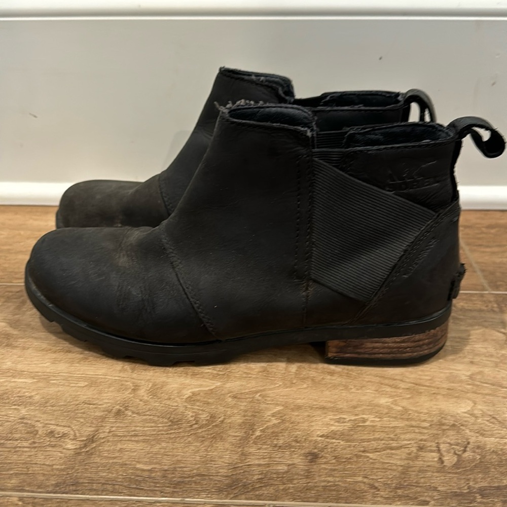 SOREL Chelsea Boot - Women's 
Sorel waterproof black leather short boots